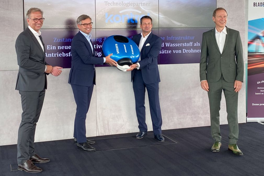 Stellen das Thema UAV-Wasserstoff vor: Thomas Dolleschal (Bladescape), Staatssekretär Magnus Brunner, Gerhard Peller (Bladescape) und Stefan Wagenhofer (Gas Connect Austria). Foto: Bladescape