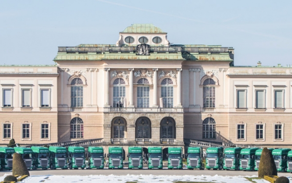 Die österreichischen Green Trucks vor Schloss Klessheim in Salzburg.