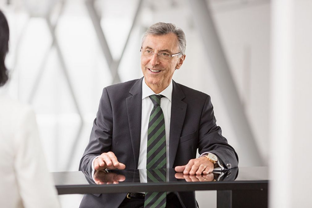"Wir müssen mit Nachfragerückgänge aus dem privaten Sektor rechnen, doch könnten die durch öffentliche Wirtschaftsimpulse bis zu einem gewissen Grad ausgeglichen werden", sagt Vorstandsvorsitzender Thomas Birtel.