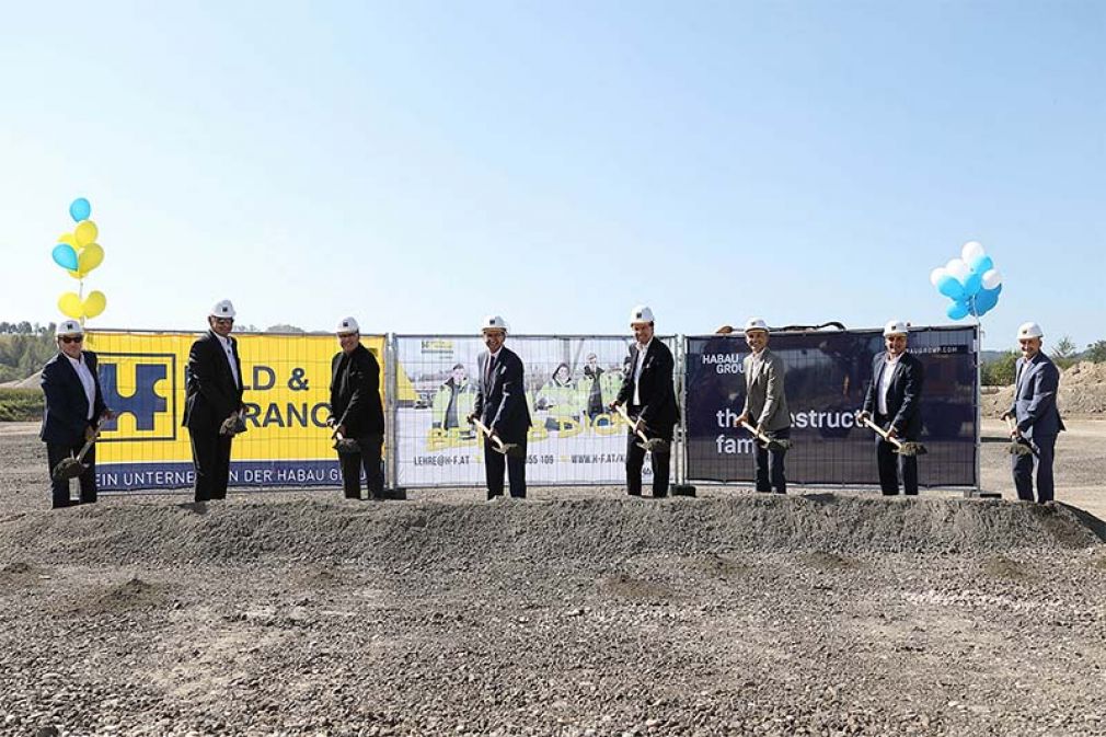 Foto: Hr. GF Knöll Johann (HF), Hr. GF Steinmayr Karl (HABAU GROUP), Hr. Halatschek Peter (Eigentümer), Hr. WLR Achleitner Markus, Hr. CEO Wetschnig Hubert (HABAU GROUP), Hr. Bgm. Kreinecker Wolfgang (Hinzenbach), Hr. GF Krammer Harald (HF), Hr. GF Zauner Josef (HF). 