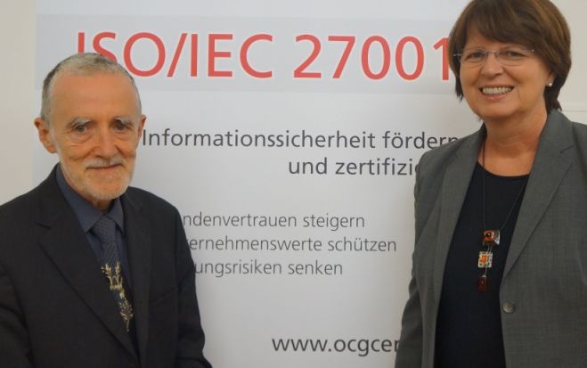 Edward Humphreys, Mitbegründer der ISO/IEC 27001-Normungsreihe, mit Ingrid Schaumüller‐Bichl, FH Oberösterreich.
