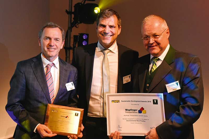 Die beiden Geschäftsführer der Wopfinger Transportbeton Franz Denk und Wolfgang Moser freuen sich gemeinsam mit dem Projektverantwortlichen Johann Kutterer, MSC über die hohe Auszeichnung (v.l.n.r.).