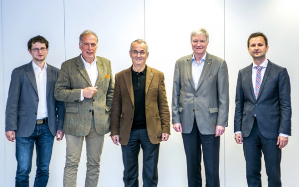 Foto: Johannes Wahlmüller, Michael Schluder, Karl Wurm, Martin Leitl und Andreas Bauer diskutieren intensiv über Vor- und Nachteile von Holz- und Massivbauweise.