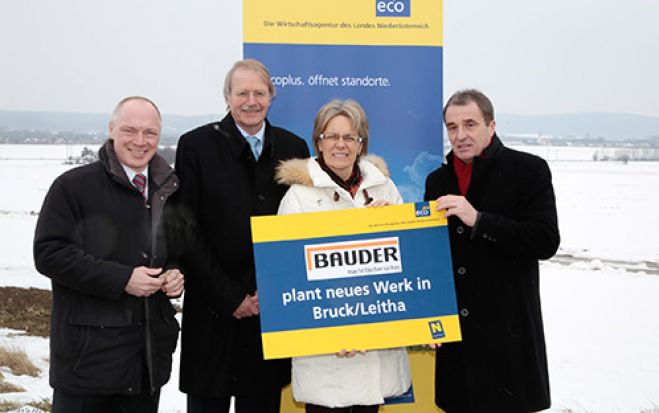 (Foto: ecoplus/Thule Jug) (v.l.n.r.): ecoplus Geschäftsführer Helmut Miernicki; Gerhard Bauder, technischer Geschäftsfüher Paul Bauder GmbH &amp; Co KG; Wirtschaftslandesrätin Petra Bohuslav und Bürgermeister von Bruck an der Leitha, Richard Hemmer,  am Baugrund des zukünftigen Produktionsstandortes der Bauder GbmH &amp; Co in Bruck a.d. Leitha.