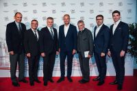 Rainer Pawlick (Innungsmeister Bau Wien), Gerhard Köppel (Innungsmeister Bau Burgenland), Robert Jägersberger (Stv. Bundesinnungsmeister Bau), Wienerberger-CEO Heimo Scheuch, Johann Larcher (Stv. Landesinnungsmeister Bau Tirol), Anton Rieder (Innungsmeister Bau Tirol), Wienerberger Österreich-Geschäftsführer Mike Bucher