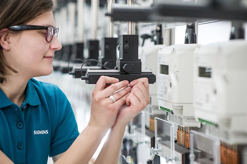 Siemens bringt seine neue Smart-Meter-Generation mit G3-PLC-Kommunikationstechnologie, die vollständig auf internationale Standards basiert, ein.