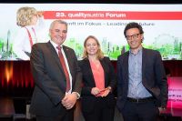 Konrad Scheiber, CEO, Quality Austria, Corinna Milborn, Puls 4 und Georges T. Roos, Zukunftsforscher, ROOS Trends &amp; Futures (Copyright: Anna Rauchenberger)