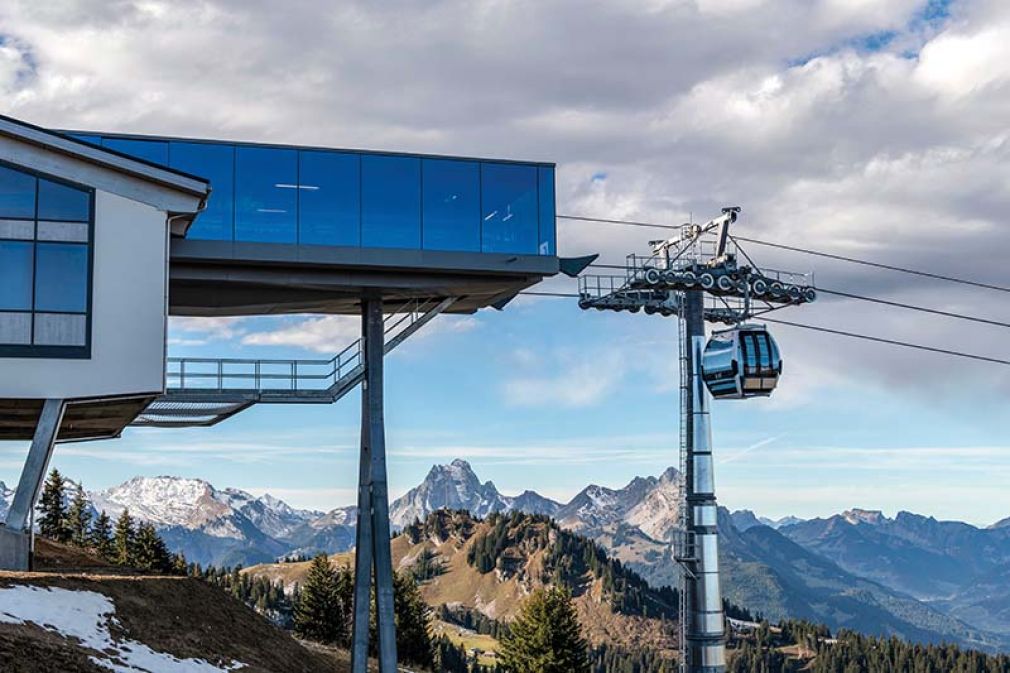 Foto: Für den Kubus einer Schweizer Seilbahn mit Wellblechdach und Glasfassade entwickelte das Vorarlberger Unternehmen Glas Marte ein besonderes Befestigungssystem. 