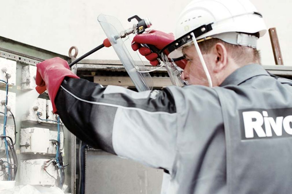 Foto: Die Nassreinigung unter Spannung ermöglicht das Arbeiten an elektrischen Anlagen auch dann, wenn sie nicht vom Netz genommen werden können.