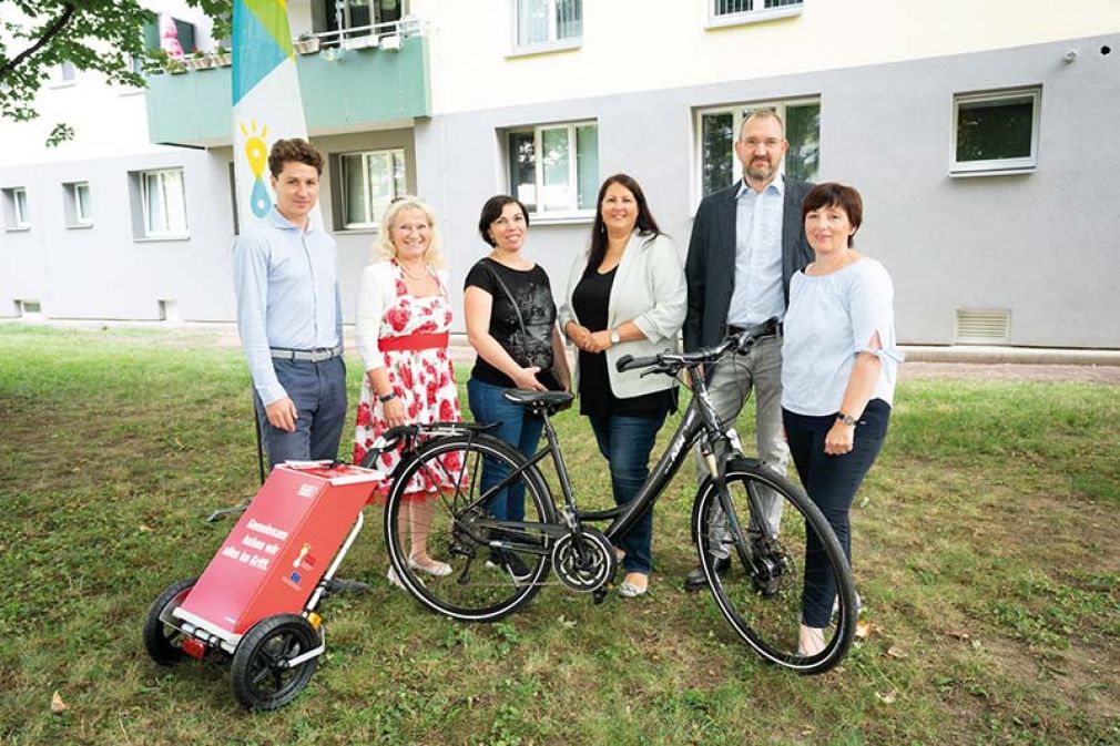 Foto:  Bei der Farbgestaltung der Sanierung des Gemeindebaus in der Simmeringer Lorystraße konnten die MieterInnen mitreden. Für den smarten Einkauf bekamen die BewohnerInnen jetzt eigene Smarter-Together-Trolleys von Wiener Wohnen.  