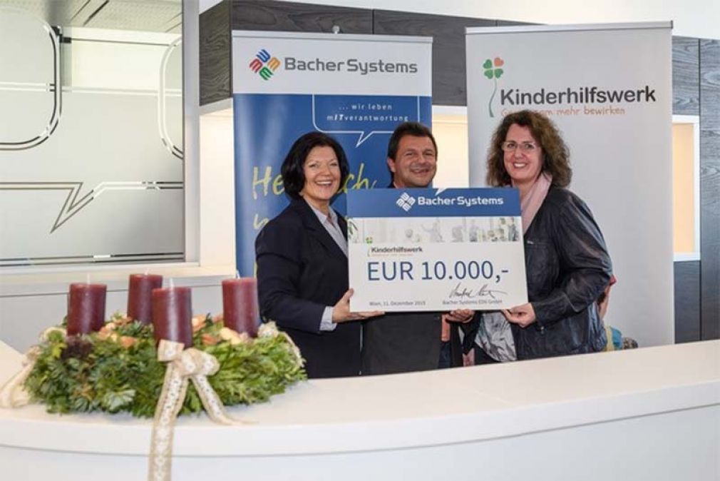 Foto: Bacher Systems überreicht Spendenscheck an das Kinderhilfswerk, Christine Perkonigg (li) und Elvira Cejna (re), Bacher Systems EDV GmbH; Peter Begsteiger, Geschäftsführer Kinderhilfswerk