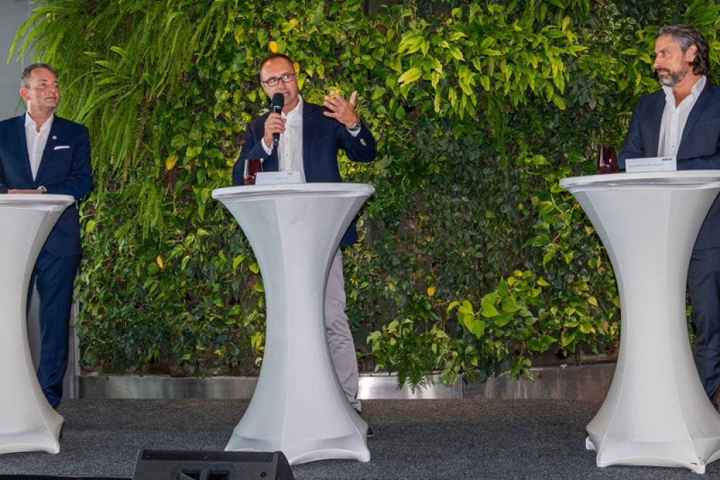 Marcus Grausam (A1), Johann Pluy (ÖBB) und Peter Wukowits (Nokia) teilen gemeinsam den Netzwerkinfrastruktur-Kuchen für Business-Anwendungen. Foto: ÖBB