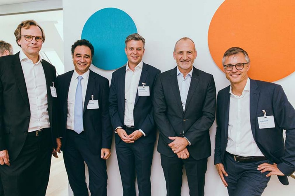 Netzwerken in Wien: Andreas Bierwirth (T-Mobile), Karim Taga (ADL), Thomas Arnoldner (T-Systems), Alejandro Plater (A1) und Jan Trionow (Drei).