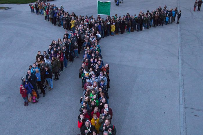Symbolisch stehen die 260 Personen für alle genehmig­ten Windräder, die noch in der Warteschlange hängen.