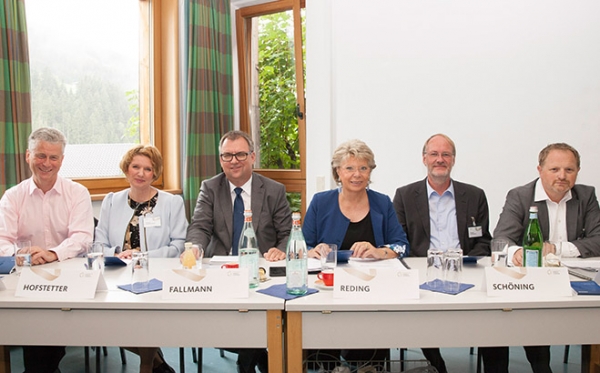 Robert Madelin, Innovationsberater Europäische Kommission; Autorin und IT-Unternehmerin Yvonne Hofstetter; Helmut Fallmann, Vorstand Fabasoft AG; Europa-Parlamentarierin Viviane Reding; Harald Schöning, Sprecher des deutschen Software-Clusters und Forschungschef Software AG und Moderator Gerald Reischl.