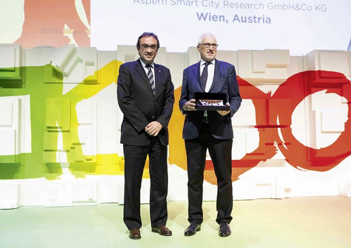 Foto: Josep Rull, katalonischer Minister für Landschaft und Nachhaltigkeit, übergibt den Award an ASCR-Geschäftsführer Reinhard Brehmer.