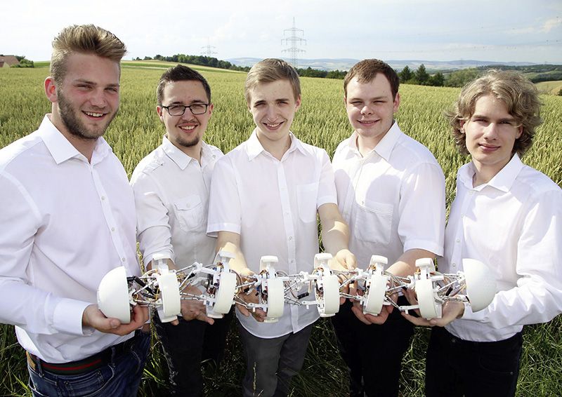 Foto: Die erfolgreichen HTL-Schüler Pascal Pleyer, Tomislav Percic, Matthias Müller, Maximilian Siegl und Stefan Görig mit ihrem Roboter-Wurm.