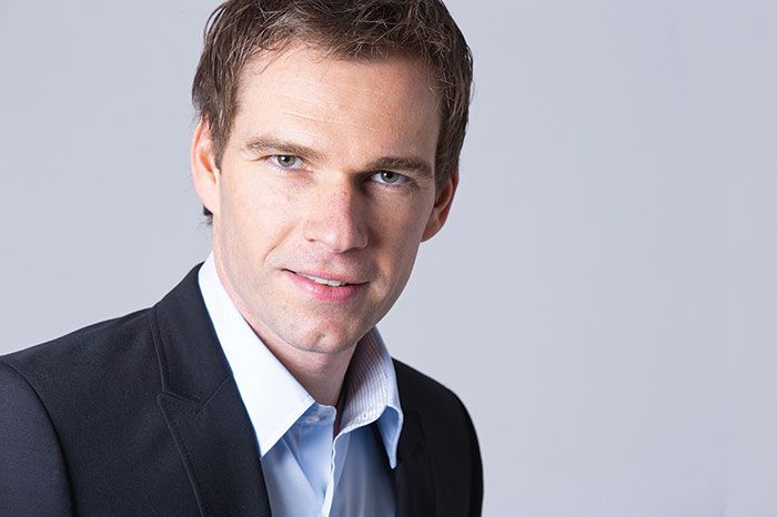 Im Interview mit dem Bau &amp; Immobilien Report spricht Wolfgang Rigo, Geschäftsführer Huppenkothen, über preisaggressive Händler,  Erwartungen, die übertroffen wurden, und die Zurückhaltung der österreichischen Kunden bei neuen Technologien. Zudem kündigt er neue Maschinen an und erklärt, warum die Zukunft elektrisch ist.