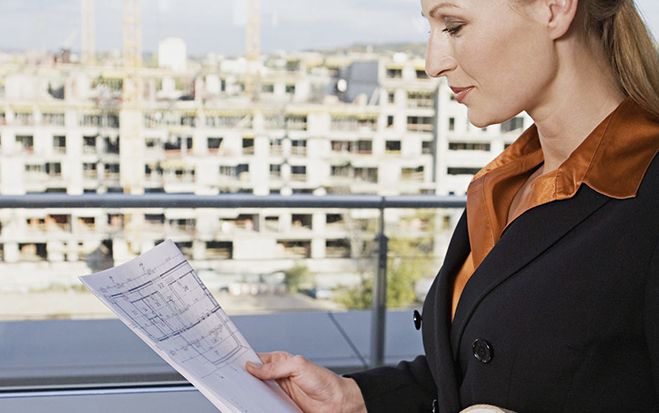 (Foto:Strabag) Arbeit am Bau bedeutet für Frauen vor allem administrative Tätigkeiten. In der kaufmännischen Verwaltung hält die Strabag hierzulande eine Frauenquote von 66 Prozent.