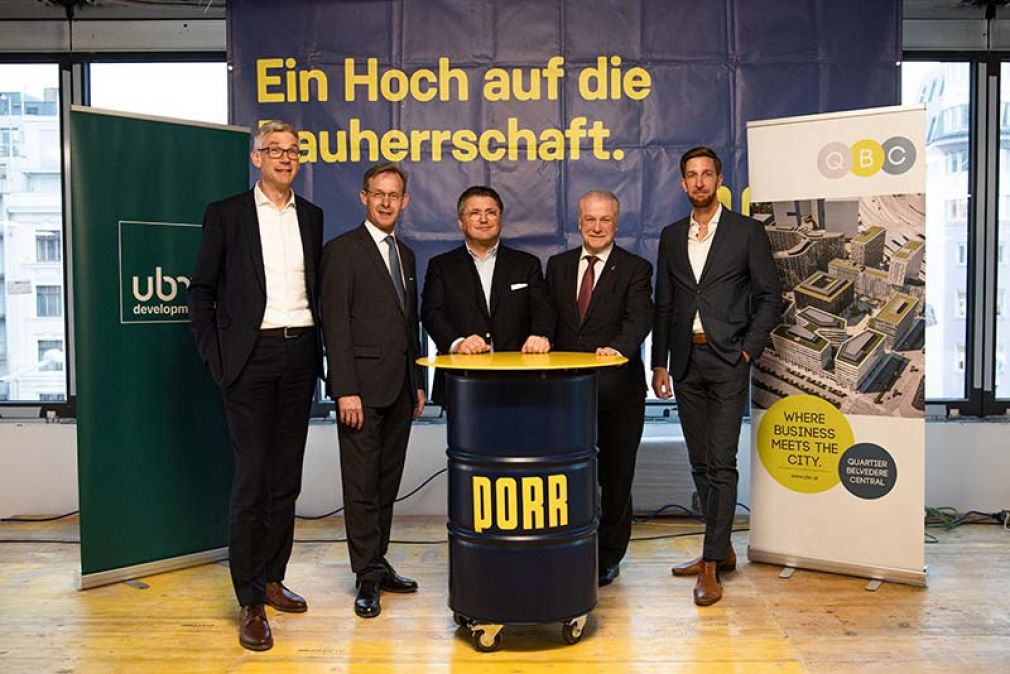 Foto: v.l.n.r.: DI Martin Löcker (COO, UBM), DI Gerald Beck MRICS (Geschäftsführer UBM), Ing. Karl-Heinz Strauss, MBA, FRICS (PORR CEO), Ing. Gerhard Blöschl (Bezirksvorsteher-Stellvertreter Wien 10.), Sebastian Kückens (Projektleiter, UBM) 