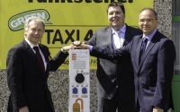 Eröffneten Taxi-Stromtankstelle: Martin Hartmann, Taxi 40100; Wolfgang Baumgartner, Schrack Technik; und Thomas Pucharski, Wien Energie.