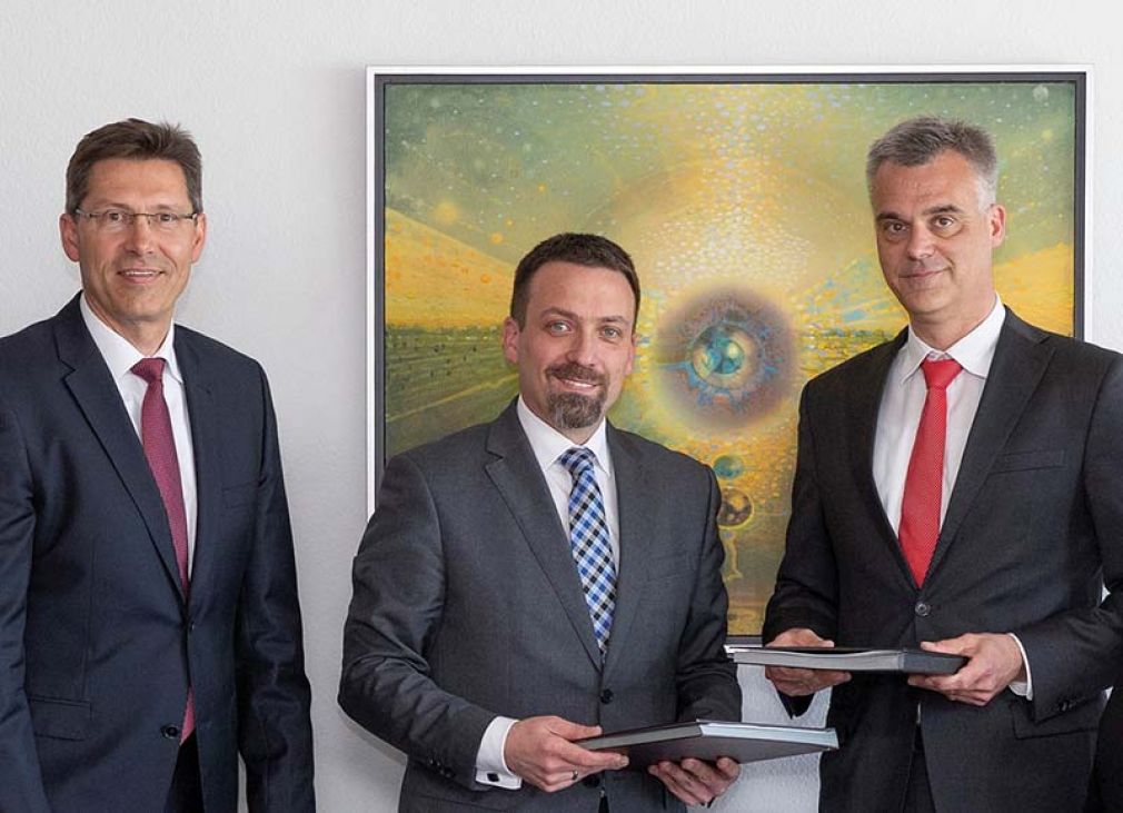 Foto: Hajo Hoops und Alexander Stöckler, MAN Power Plants, mit Torsten Röglin, Geschäftsführer Stadtwerke Frankfurt (Oder).