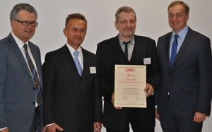 Vertreter der Wirtschaftskammer überreichen Ehrenurkunde an Franz Weichselbaum und Manfred Kobrc von Centrovox.