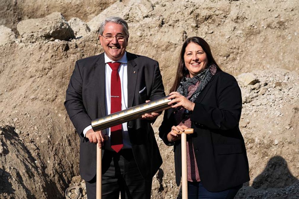 Foto: Frauen- und Wohnbaustadträtin Kathrin Gaal und Bezirksvorsteher Ernst Nevrivy: Grundsteinlegung für insgesamt 451 Wohnungen mit einer Zeitkapsel. 