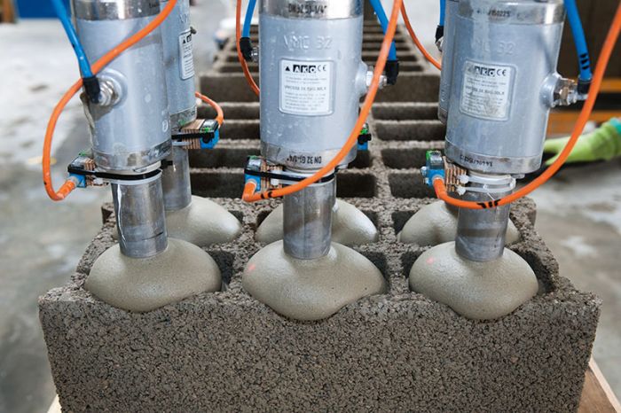 Der mineralische Dämmschaum wird in Leichtbetonsteine verfüllt. 