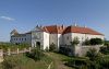 (Foto: Schlosshotels &amp; Herrenhäuser) Das von einem vollständig erhaltenen Burggraben umgebene Schloss Mailberg beherbergt neben dem 4-Sterne-Schlosshotel, dem Haubenrestaurant Schlosskeller und einer gut sortierten Vinothek auch die Pfarrkirche von Mailberg.  