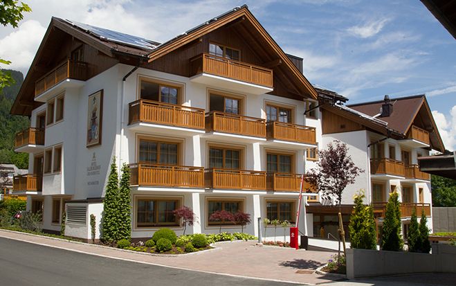 2,5 Millionen Euro hat die Zeller Hoteliersfamilie Holleis in ein Mitarbeiterhaus direkt am See investiert.