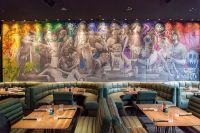 Foto: Mit Graffiti verzierte Kunstinstallation aus 50 Betonplatten im Wiener Szenelokal »Spelunke«. 