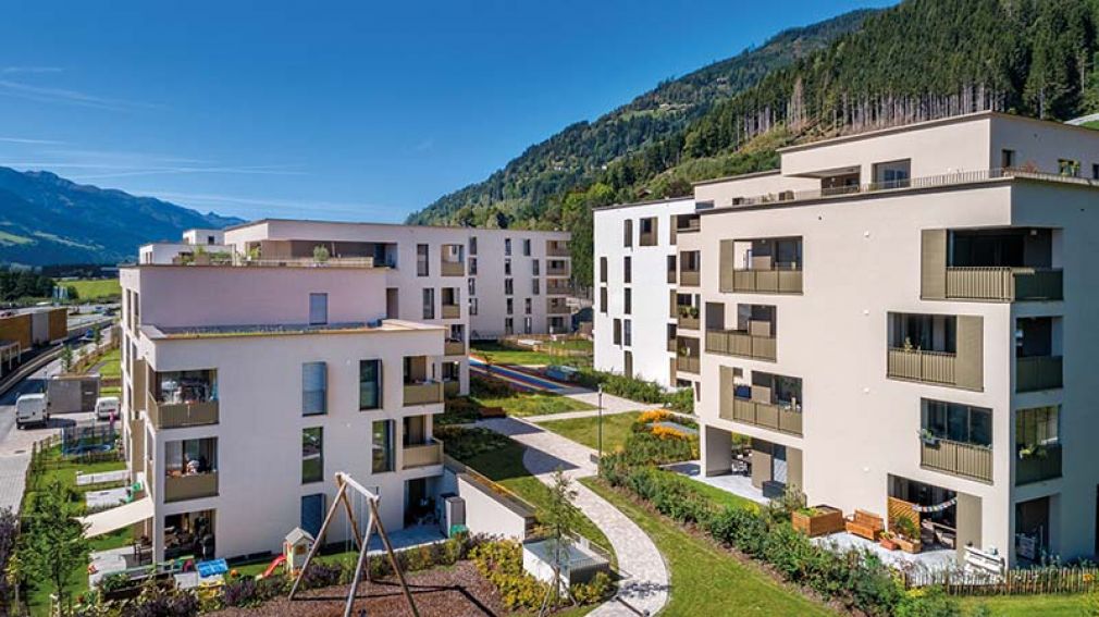 Foto: Bei einem der ersten ausgezeichneten Quartiere, dem Sonnengarten Limberg in Zell am See, ist der jährliche Emissionsausstoß durch die erneuerbare Energieversorgung auf Basis von Biomasse und einer Photovoltaik-Gemeinschaftsanlage, sowie einem weitreichenden Mobilitätskonzept inklusive Car-Sharing rund viermal niedriger als der landesweite Durchschnitt. 