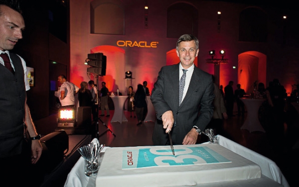 30 Jahre jung: Martin Winkler beim Anschitt der Geburtstagtorte am »Oracle Day Vienna 2015« im Juni.