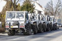 Foto: Impulsfahrzeuge bei Seismik-Messungen im März 2017 im Raum Wien und Groß-Enzersdorf.