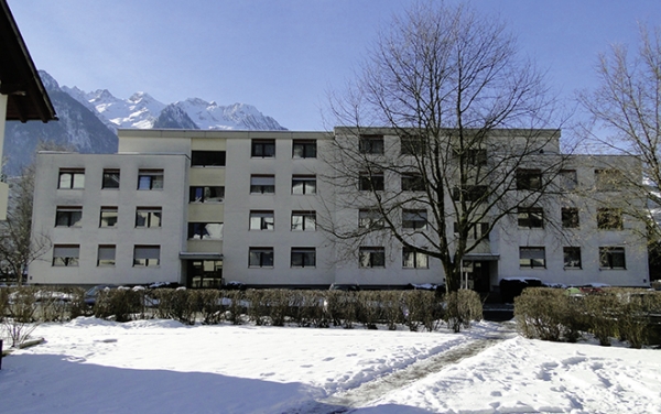 Der spezifische Heizwärmebedarf des VOGEWOSI-Mehrfamilienhauses in Bludenz-Kreuz, errichtet 1978, lag vor der Sanierung bei 94 kWh/m²a, nach der Sanierung bei 20 kWh/m²a.
