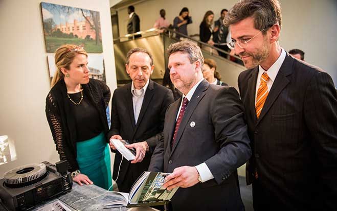 Michael Ludwig mit Andreas Stadler (r.) und seinen New Yorker Amtskollegen Kaye Matheny und David Burney bei der Ausstellungseröffnung.