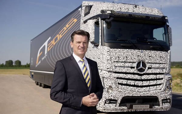 Daimler-Vorstand Wolfgang Bernhard präsentiert den selbstfahrenden »Mercedes-Benz Future Truck 2025«.