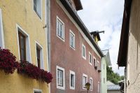 Foto: Von außen ein typisches Halleiner Altstadthaus, innen wird auf ein modernes Energiesystem gesetzt. In den Wänden wurden umfangreiche Rohrleitungen verlegt, durch die warmes Wasser gepumpt wird, um die massiven Bauteile zu aktivieren und einen Kachelofeneffekt zu erzielen. 