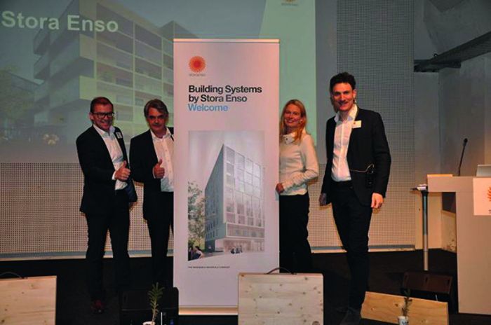 Stora Enso-Geschäftsführer Herbert Jöbstl (2.v.l.) und Business Development Managerin Johanna Kairi bei der Präsentation der neuen Bau­systeme. 