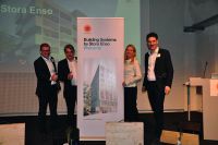 Stora Enso-Geschäftsführer Herbert Jöbstl (2.v.l.) und Business Development Managerin Johanna Kairi bei der Präsentation der neuen Bau­systeme. 