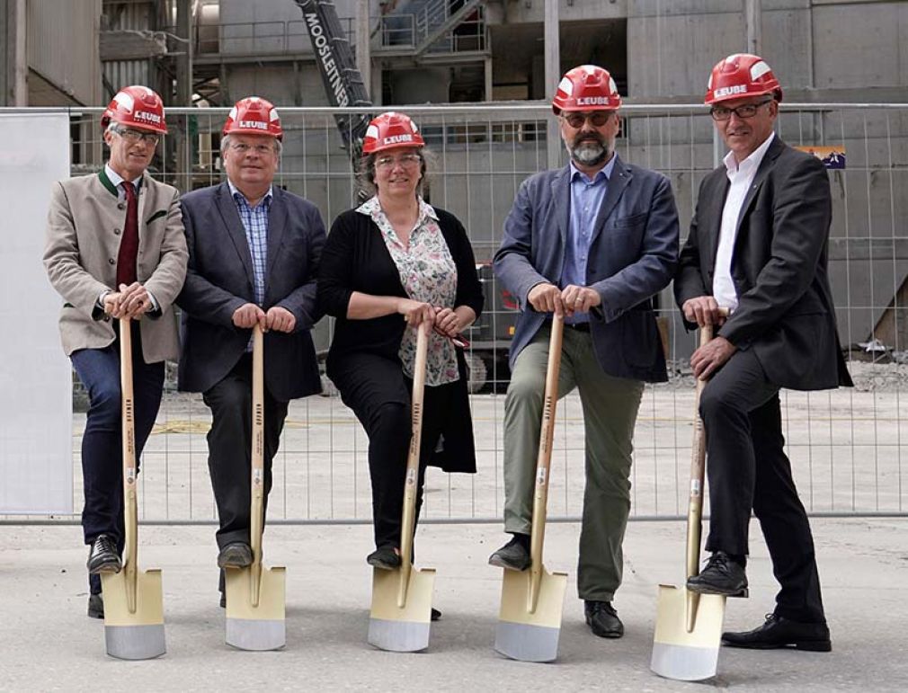 Foto: Startschuss für eine neue Deconox-Anlage im Leube-Werk in St. Leonhard mit den Geschäftsführern Rudolf Zrost (2.v.r.) und Heimo Berger (1.v.l.). 