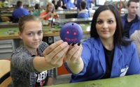 Jana Brunner (13) und die gehörlose Elektronikerin Katarina Paunovic-Milanovic (20). Der Vater von Jana ist Projektmanager bei Siemens.