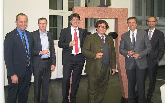 Christian Nageler, Thomas Mayr, Michael Wardian, Eduard Fröschl, Erich Frommwald und Bernhard Rabenreither (v.l.) stoßen auf die Vertragsunterzeichnung an. 