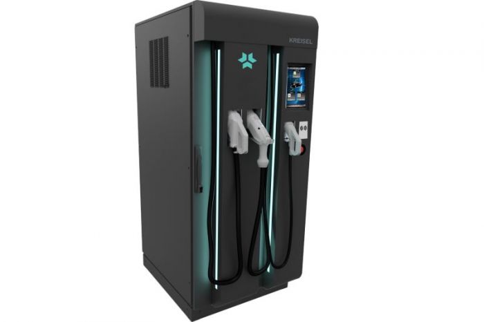 Die 3M Novec Hightech-Flüssigkeit dient zur Direktkühlung und somit zum effizienten Wärmemanagement des integrierten Pufferspeichers.