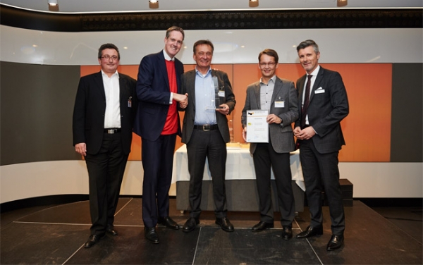 Foto: v.l.n.r.:  Mag.  Klaus  Pingitzer  (SAP),  Rinse  Tamsa  (SAP),  Dr.  Herbert  Wechtitsch ( scc ), Ing. Harald Stanzl (scc ), Mag. Gerhard Zeiner (SAP)