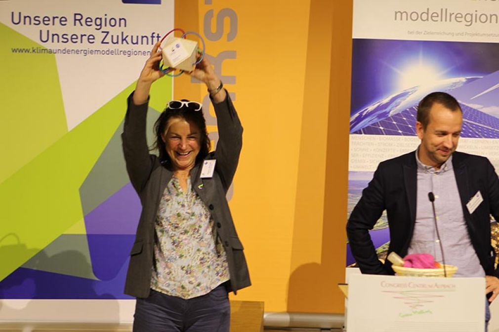 Sabine Watzlik erhält die Auszeichnung &quot;KEM Manager of the Year&quot; in Alpbach.