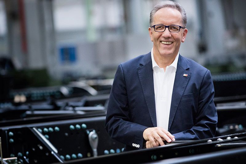 "Wenn die Beschäftigten nur Teilzeit angemeldet werden, tatsächlich aber Vollzeit arbeiten, dann ist das ein Problem. Deshalb muss genau kontrolliert werden", fordert Rudi Kaske.