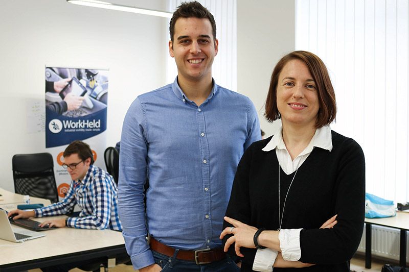 Benjamin Schwärzler und Christine Geier digitalisieren den Arbeitsplatz auf der Baustelle mithilfe von Sprachsteuerung.