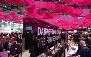 Trotz Regenschirmflut am Telekomstand herrschten strahlender Sonnenschein und frühlingshafte Temperaturen. Die Zeiten, als CeBIT-Besucher gegen Schneestürme kämpfen mussten, sind vorbei. (Foto: DMAG)